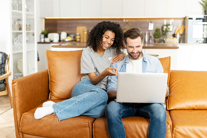 happy-couple-laptop-yrefy-rates